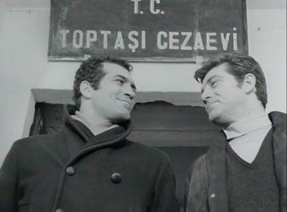 Ekrem Bora and Fikret Hakan in Silahlari ellerinde öldüler (1967)
