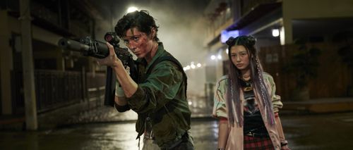Mary Elizabeth Winstead and Miku Patricia Martineau in Kate (2021)