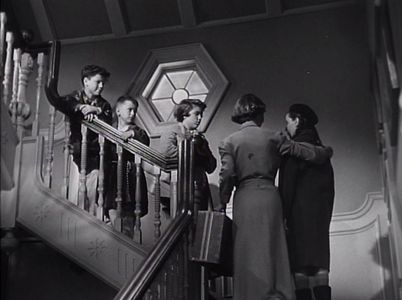 Malcolm Cassell, Betsy Drake, Gay Gordon, Iris Mann, and George Winslow in Room for One More (1952)
