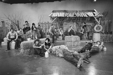 Archie Campbell, Jim Hager, Jon Hager, Grandpa Jones, Lulu Roman, Junior Samples, Stringbean, Gordie Tapp, Lisa Todd, an