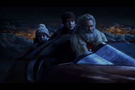 Kurt Russell, Darby Camp, and Judah Lewis in The Christmas Chronicles (2018)
