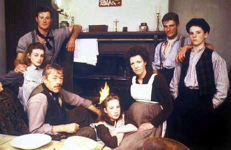 Sean Bean, Faye Dannell, Scott Frazer, Gillian Hope, Leslie Schofield, Owen Teale, and Anny Tobin in The Fifteen Streets