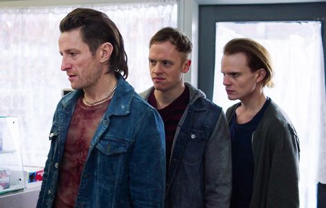 Still of Peter Ferdinando, Perry Jaques and Andre Flynn in Blue Iguana (2018)