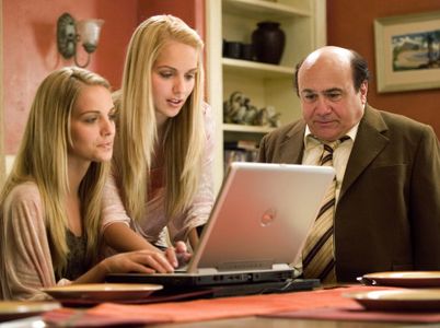 Danny DeVito, Kelly Aldridge, and Sabrina Aldridge in Deck the Halls (2006)