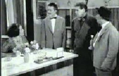 Giannis Gionakis, Nasos Kedrakas, Nikos Rizos, and Sonia Zoidou in Eftyhos horis douleia (1963)