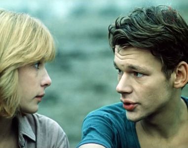 Vera Glagoleva and Nikita Mikhaylovsky in Zontik dlya novobrachnykh (1986)