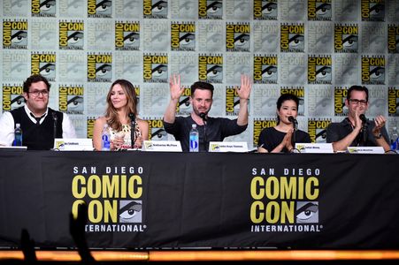 Eddie Kaye Thomas, Nicholas Wootton, Katharine McPhee, Jadyn Wong, and Ari Stidham