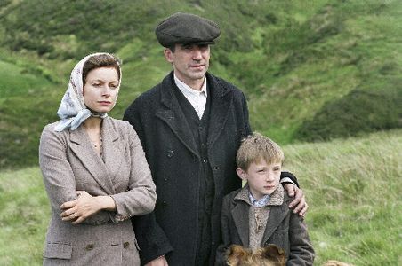 John Lynch, Samantha Morton, and Jonathan Mason in Lassie (2005)