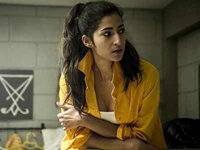 Alba Flores in Vis a vis (2015)