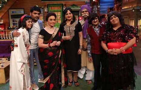 Paresh Ganatra, Helen, Asha Parekh, Upasana Singh, Kiku Sharda, Sumona Chakravarti, and Kapil Sharma in The Kapil Sharma