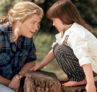 Kathleen Turner and Asha Menina in House of Cards (1993)