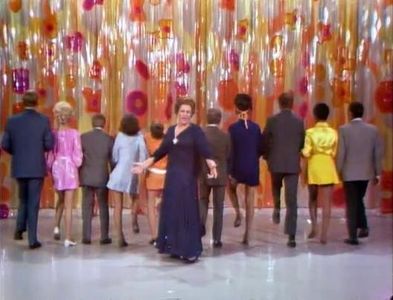 Goldie Hawn, Henry Gibson, Chelsea Brown, Ruth Buzzi, Judy Carne, Arte Johnson, Dave Madden, Kate Smith, Alan Sues, Dick