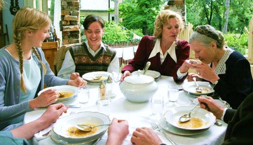Bernadette Heerwagen, Tom Schilling, and Suzanne von Borsody in Joy Division (2006)