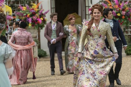 Polly Walker, James Phoon, Lorn Macdonald, and Harriet Cains in Bridgerton (2020)