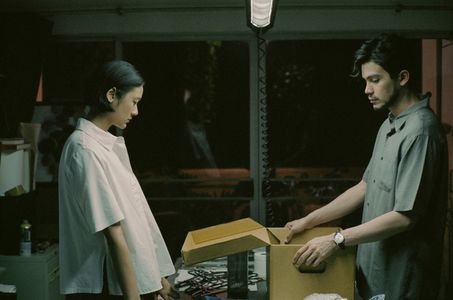 Sunny Suwanmethanont and Chutimon Chuengcharoensukying in Happy Old Year (2019)