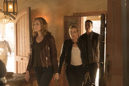 Piper Perabo, Kate Jennings Grant, and Carlos Sanz in Notorious (2016)