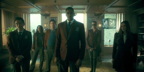 Jake Epstein, Genesis Rodriguez, Cazzie David, Britne Oldford, Justin H. Min, and Justin Cornwell in The Umbrella Academ