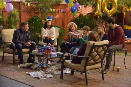 Tim Allen, Nancy Travis, Amanda Fuller, Jordan Masterson, Molly Ephraim, Kaitlyn Dever, and Flynn Morrison in Last Man S