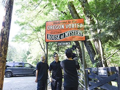 Aaron Goodwin and Zak Bagans in Ghost Adventures (2008)