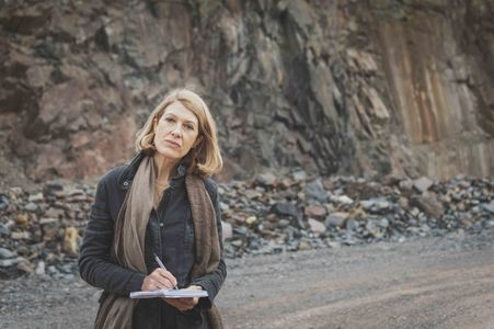 Dulcie Smart as Kathy Gannon in Die Bilderkriegerin