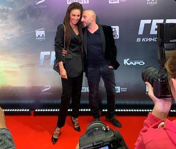 Anastasiya Todoresku and Karen Oganesyan in Passengers (2020)
