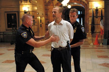 Bruce Willis and Rob Wiethoff in 16 Blocks (2006)