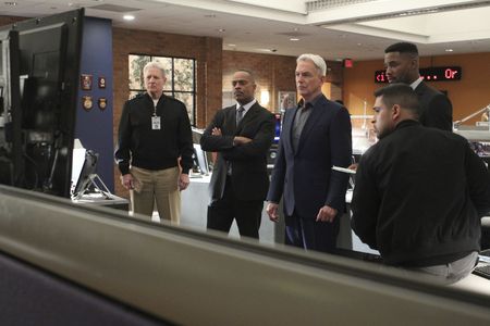 Bruce Boxleitner, Mark Harmon, Wilmer Valderrama, Rocky Carroll, and Duane Henry in NCIS (2003)