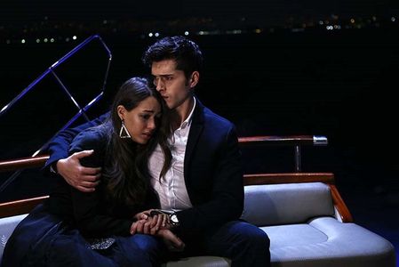 Dilan Çiçek Deniz and Alperen Duymaz in Crossroads (2016)