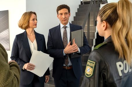 Lara-Joy Körner, Mitsou Jung, and Alexander Kreuzer in Hubert ohne Staller: Der Tote im Heizungsraum (2024)