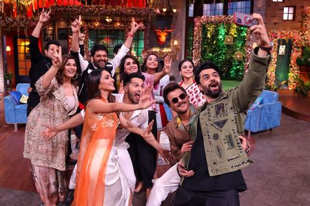 Anil Kapoor, Archana Puran Singh, Neetu Singh, Krishna Abhishek, Manish Paul, Varun Dhawan, Sumona Chakravarti, Kapil Sh