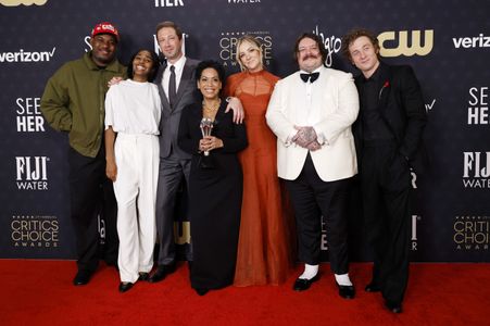 Ebon Moss-Bachrach, Liza Colón-Zayas, Jeremy Allen White, Abby Elliott, Lionel Boyce, Matty Matheson, and Ayo Edebiri at