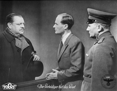 Rudolf Fernau and Heinrich George in Der Verteidiger hat das Wort (1944)