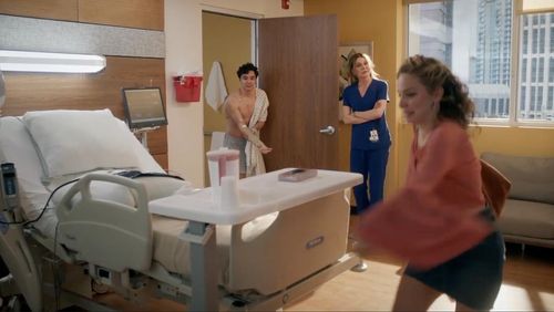 Jane Leeves, Alex Sgambati, and Paul Skye Lehrman in The Resident (2018)