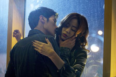 Hyo-jin Kim and Kang-woo Kim in The Taste of Money (2012)