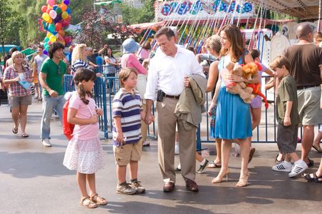 Robin Williams, Kelly Preston, Ella Bleu Travolta, and Conner Rayburn in Old Dogs (2009)
