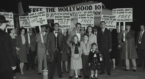 Diane Lane, Bryan Cranston, Toby Nichols, Madison Wolfe, and Meghan Wolfe in Trumbo (2015)