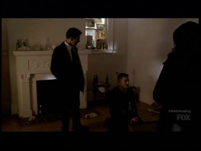 Kevin Bacon and Todd Ryan Jones in The Following (2013)
