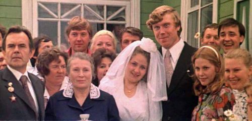 Anna Kamenkova, Elena Melnikova, Anatoliy Rudakov, Lyubov Sokolova, Igor Erelt, and Oleg Efremov in Molodaya zhena (1979