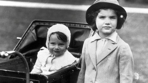 Jacqueline Kennedy and Lee Radziwill in A Tale of Two Sisters (2015)