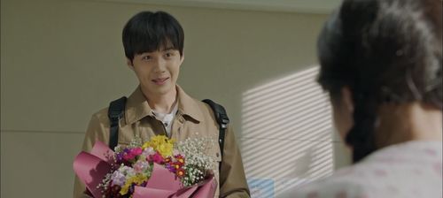 Nam Gi-ae and Kim Seon-Ho in Catch the Ghost (2019)