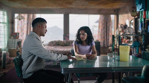 Harold Torres and Claudia Pineda in ZeroZeroZero (2019)