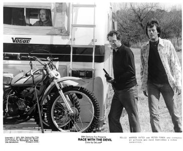 Peter Fonda, Warren Oates, and Lara Parker in Race with the Devil (1975)