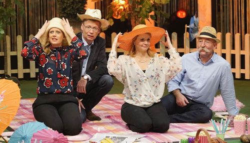 Annette Frier, Günther Jauch, Barbara Schöneberger, and Horst Lichter in 2015 - Das Quiz (2015)