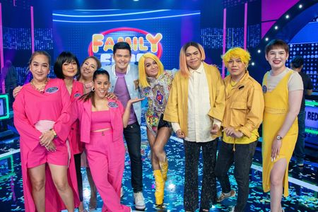 Dingdong Dantes, Dang Cruz, Mosang, Tuesday Vargas, Boobay, Pepita Curtis, Ian Red, Jessah Chichirita, and Super Tekla i