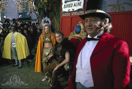 Xan das Bolas, Marshall Jones, and Ruth Plattes in Murders in the Rue Morgue (1971)