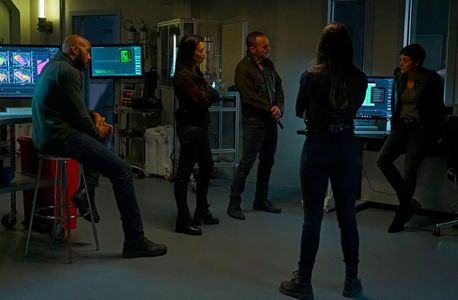 Ming-Na Wen, Henry Simmons, Clark Gregg, Briana Venskus, and Chloe Bennet in Agents of S.H.I.E.L.D. (2013)