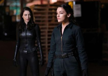 Natalie Dreyfuss and Kayla Compton in The Flash: Rayo de Luz (2021)
