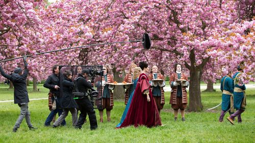 Elisa Lasowski and Jessica Clark in Versailles (2015)