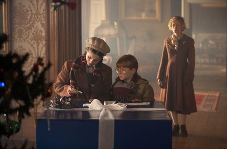 Holly Earl, Claire Skinner, and Maurice Cole in Doctor Who (2005)