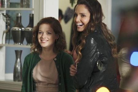 Gloria Votsis and Jane Levy in Suburgatory (2011)